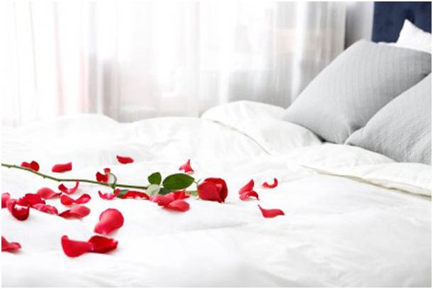 Rosas para decorar la cama en San Valentín.