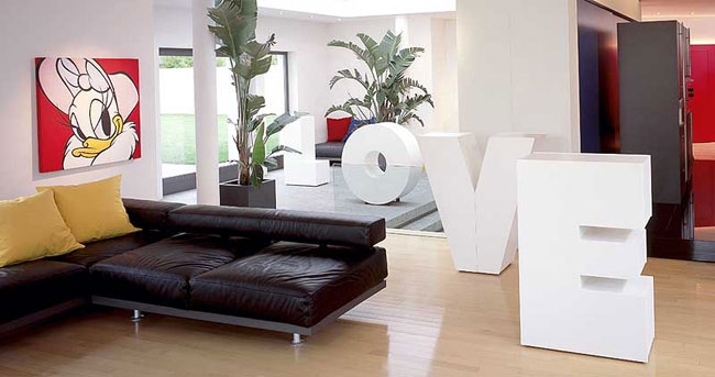 Muebles con forma de letras.