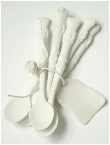 cucharillas de cerámica en blanco