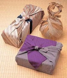 idea original para envolver regalos con pañuelos