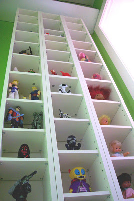 exponer muñecos, figuras y miniaturas en estanterias