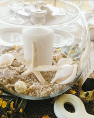 centro de mesa hecho con conchas y arena de mar