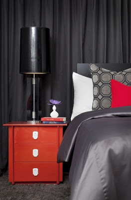 redecorar un dormitorio con grises, blanco y rojo