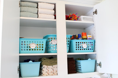 cestas en el cuarto de lavado para decorar y almacenar