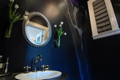 decorar en negro un cuarto de aseo con lavabo