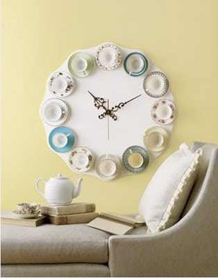 Un reloj hecho a mano con tazas de té