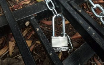 Un candado para una puerta de hierro.