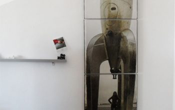 Un tríptico vertical.