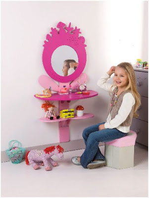 decorar una habitacion de niña con un tocador infantil