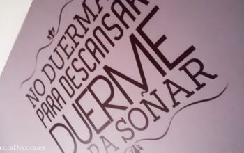 Decorar el cabecero de la cama con una frase.