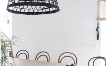 Una lámpara con una cesta.