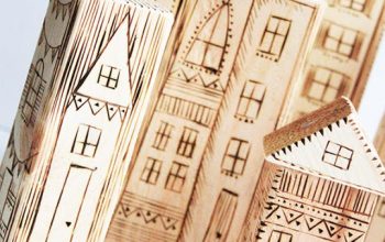 Decorar bloques de madera para hacer casitas.