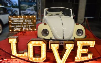 Un LOVE de bienvenida a una boda.