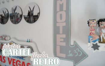 Un cartel flecha hecho a mano.