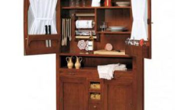 Una alacena en un comedor pequeño.