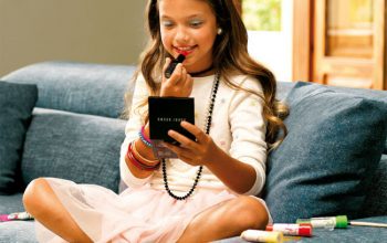 Quitar con agua las manchas del sofá.