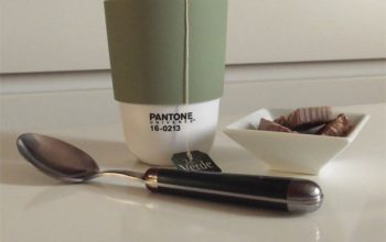 Mi taza PANTONE es de color té.