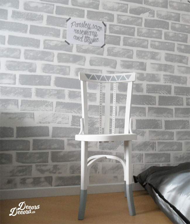 Decorar una silla con pintura.