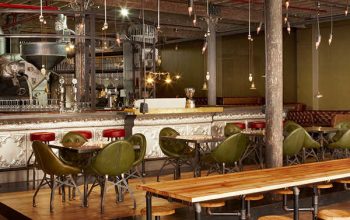 La decoración steampunk de la cafetería Truth Coffee.