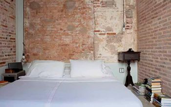 Decoración austera en un dormitorio, muy austera.