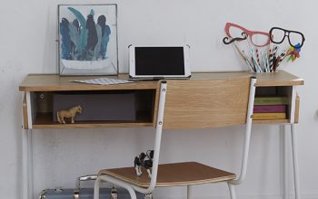 Un escritorio infantil en el dormitorio.
