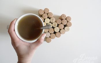 Manualidad para San Valentín. Salvamanteles corazón con corchos.