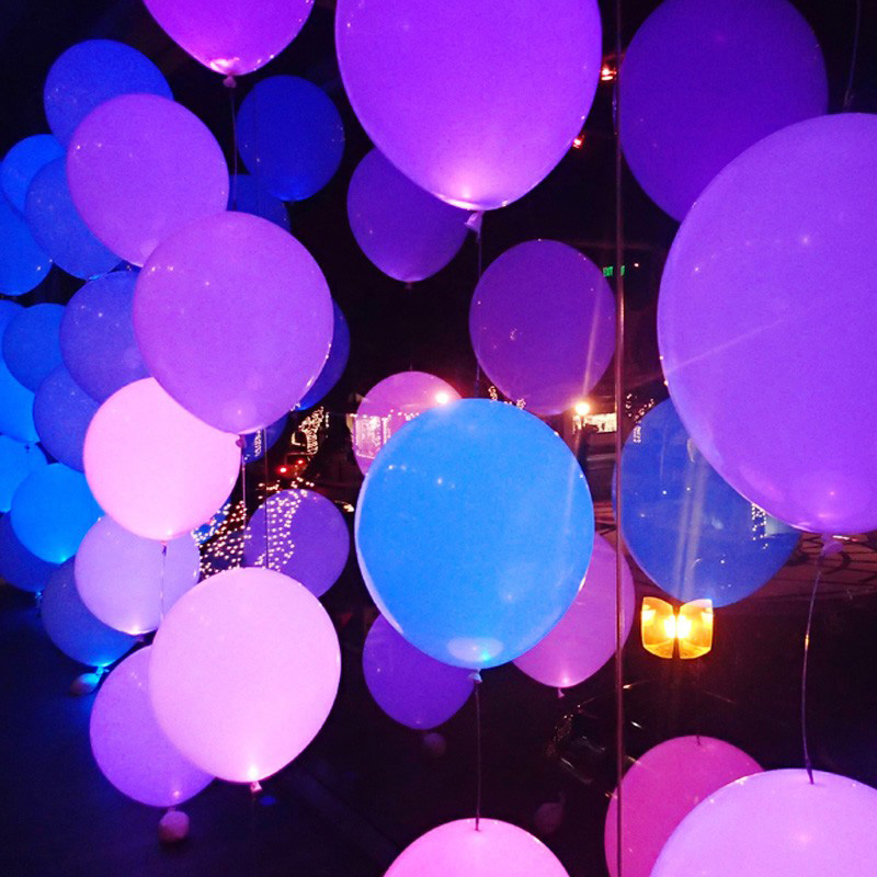 Fiesta luminosa con globos luminosos