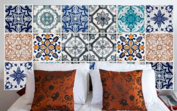 Un cabecero de cama con azulejos