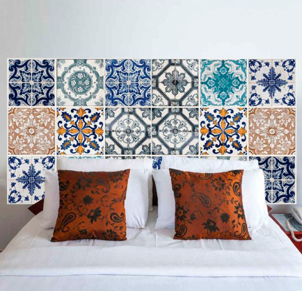 Un cabecero de cama con azulejos