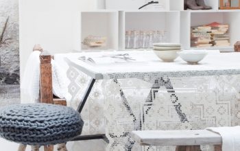 Un mantel de encaje para decorar una mesa bohemia